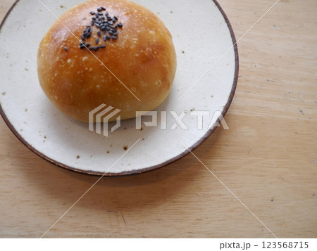 白い皿に乗ったあんぱん 123568715