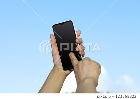 スマホを操作する手 スマホを操作する手 123568822