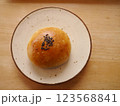 白い皿の上のあんぱん 123568841