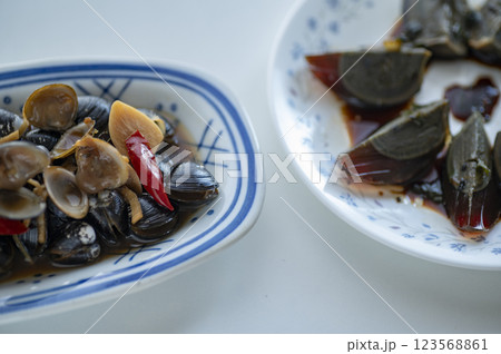 中華料理前菜ピータンとしじみ醤油漬け 123568861