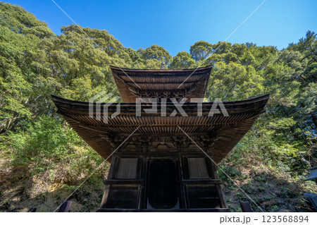 日龍峯寺高澤観音境内の景色　北条政子の寄進した多宝塔 123568894