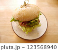 手作りハンバーガー 123568940