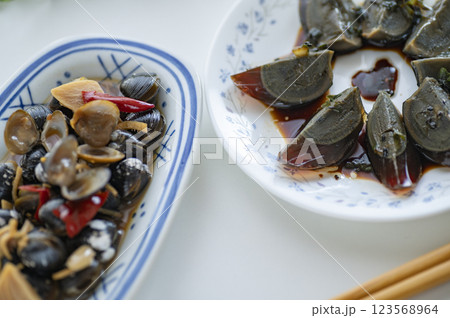 中華料理前菜ピータンとしじみ醤油漬け 123568964