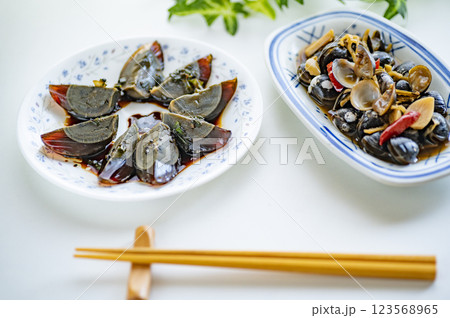 中華料理前菜ピータンとしじみ醤油漬け 123568965