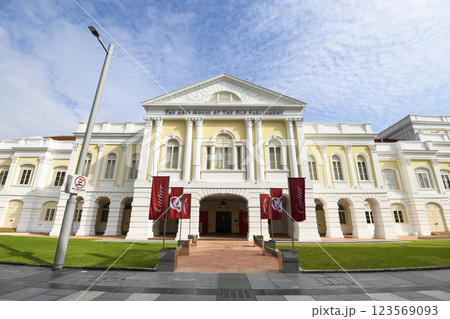 Building view of the Arts House at the Old Parliament House, Singapore, built in 1827, it is the oldest government building. 123569093