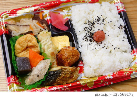 幕の内弁当 123569175