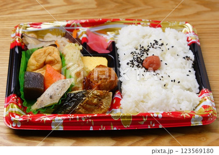 幕の内弁当 123569180