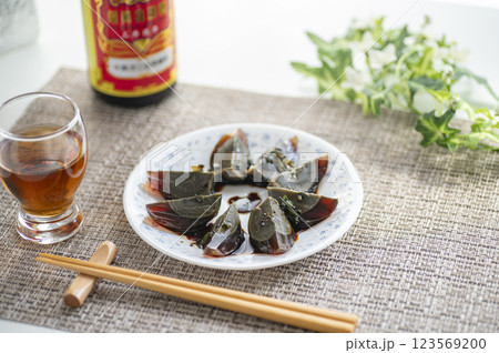 中華料理前菜ピータンには紹興酒 123569200