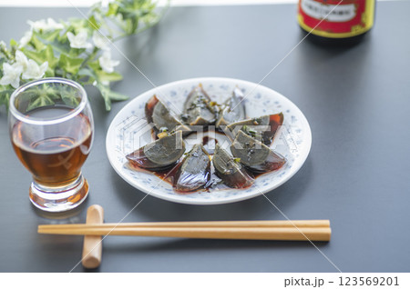 中華料理前菜ピータンには紹興酒 123569201