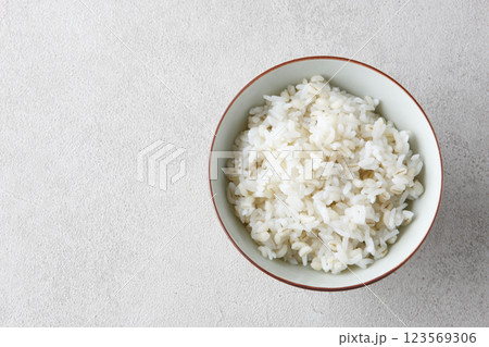 もち麦を配合して炊いたご飯 123569306