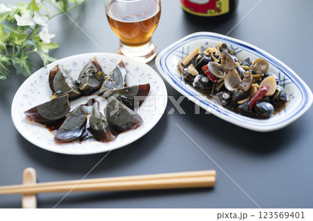 中華料理前菜ピータンとしじみの醤油漬けには紹興酒 中華料理前菜ピータンとしじみの醤油漬けには紹興酒 123569401