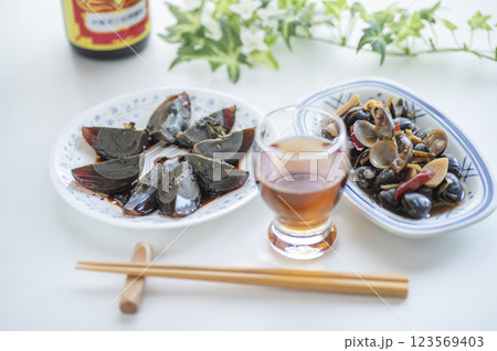 中華料理前菜ピータンとしじみの醤油漬けには紹興酒 123569403