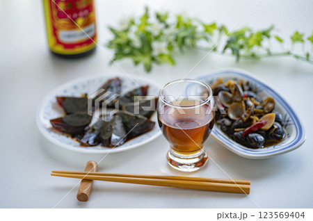 中華料理前菜ピータンとしじみの醤油漬けには紹興酒 123569404