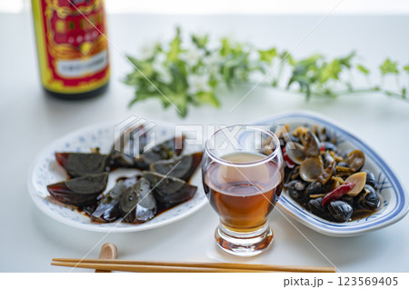 中華料理前菜ピータンとしじみの醤油漬けには紹興酒 123569405