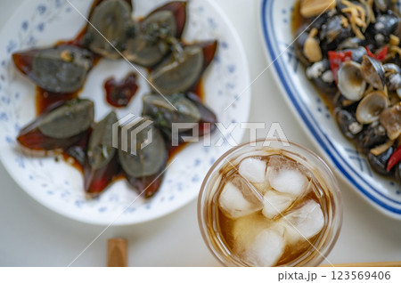 中華料理前菜ピータンとしじみの醤油漬けには紹興酒 中華料理前菜ピータンとしじみの醤油漬けには紹興酒 123569406