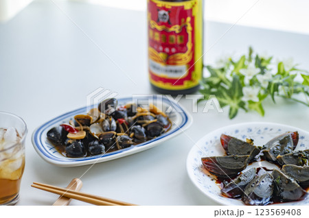 中華料理前菜ピータンとしじみの醤油漬けには紹興酒 123569408