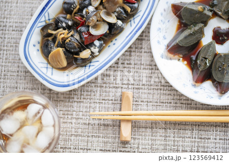 中華料理前菜ピータンとしじみの醤油漬けには紹興酒 中華料理前菜ピータンとしじみの醤油漬けには紹興酒 123569412