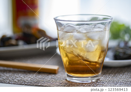 中華料理前菜ピータンとしじみの醤油漬けには紹興酒 123569413
