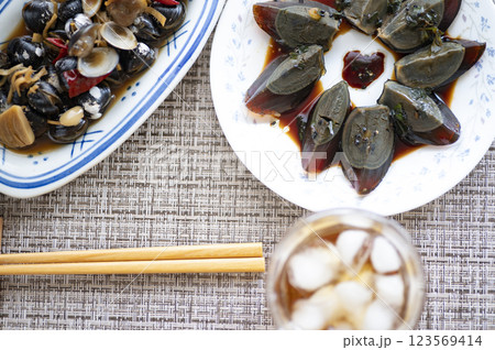 中華料理前菜ピータンとしじみの醤油漬けには紹興酒 123569414