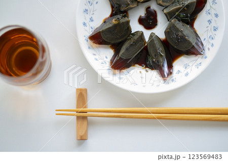 中華料理前菜ピータンには紹興酒 123569483