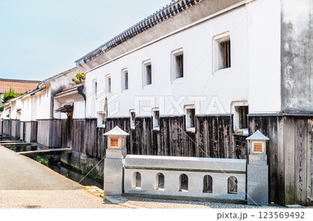 鳥取 倉吉白壁土蔵群 玉川沿いの白壁土蔵 鳥取 倉吉白壁土蔵群 玉川沿いの白壁土蔵 123569492