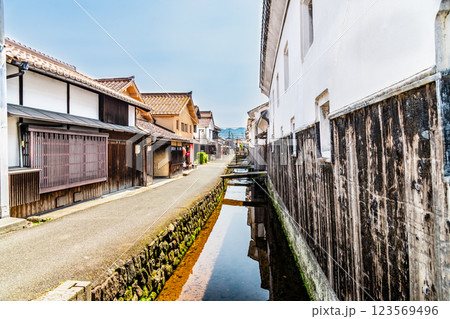 鳥取 倉吉白壁土蔵群 玉川沿いの白壁土蔵 鳥取 倉吉白壁土蔵群 玉川沿いの白壁土蔵 123569496