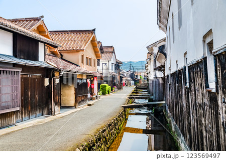 鳥取 倉吉白壁土蔵群　玉川沿いの白壁土蔵 123569497