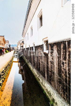 鳥取 倉吉白壁土蔵群　玉川沿いの白壁土蔵 123569498