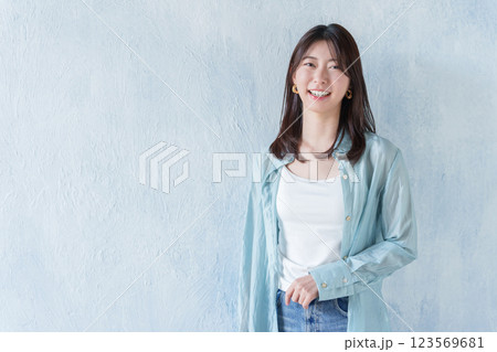 若い笑顔の女性 123569681
