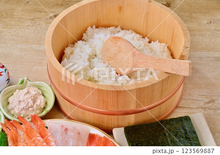 手巻き寿司のイメージ。イクラ、エビ、マグロ、サーモン、ツナマヨなど。 123569887
