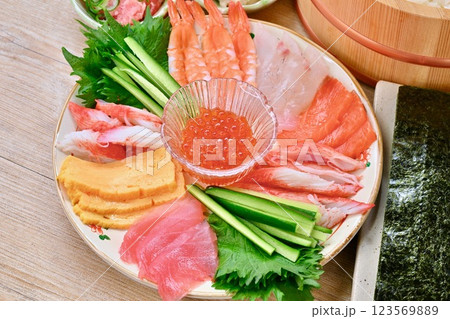 手巻き寿司のイメージ。イクラ、エビ、マグロ、サーモン、ツナマヨなど。 123569889