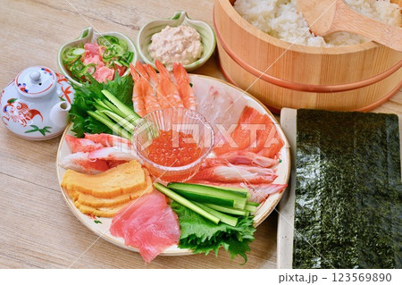 手巻き寿司のイメージ。イクラ、エビ、マグロ、サーモン、ツナマヨなど。 手巻き寿司のイメージ。イクラ、エビ、マグロ、サーモン、ツナマヨなど。 123569890