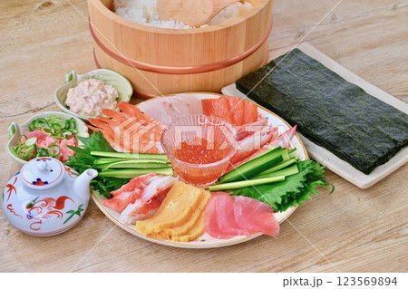 手巻き寿司のイメージ。イクラ、エビ、マグロ、サーモン、ツナマヨなど。 123569894