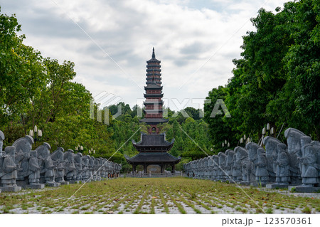 巨大な仏教寺院の彫像と塔 123570361