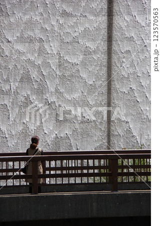 兵庫県南あわじ市　大日川ダムの放流 123570563