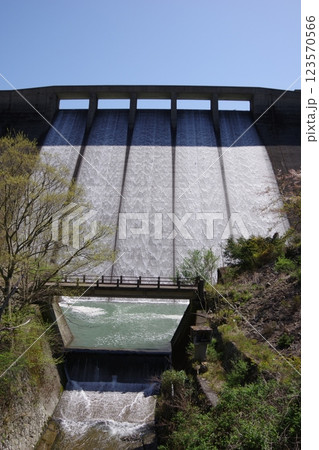 兵庫県南あわじ市　大日川ダムの放流 123570566