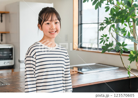 家のキッチン・ダイニングにいる小学生・中学生の女の子(ボーダー・カジュアル) 家のキッチン・ダイニングにいる小学生・中学生の女の子(ボーダー・カジュアル) 123570605