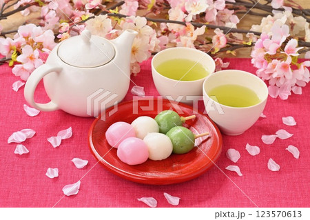 花見だんご、お花見団子、三色団子。春のイメージに。 123570613