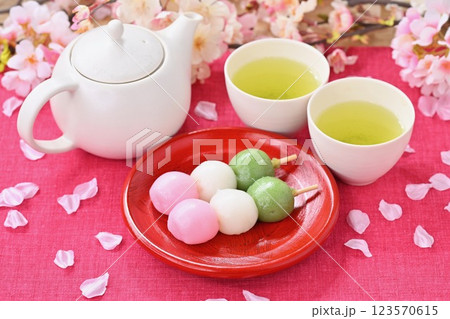 花見だんご、お花見団子、三色団子。春のイメージに。 花見だんご、お花見団子、三色団子。春のイメージに。 123570615