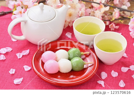 花見だんご、お花見団子、三色団子。春のイメージに。 123570616
