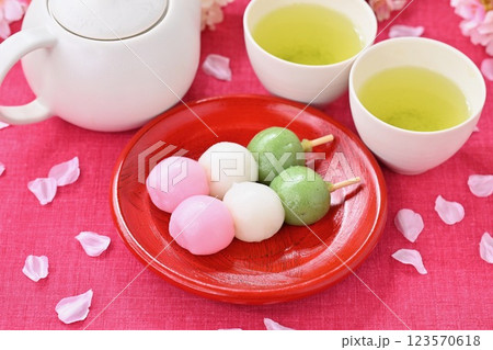 花見だんご、お花見団子、三色団子。春のイメージに。 花見だんご、お花見団子、三色団子。春のイメージに。 123570618
