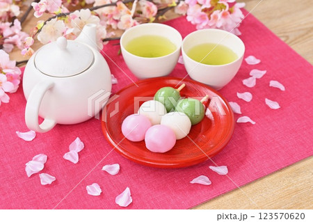 花見だんご、お花見団子、三色団子。春のイメージに。 花見だんご、お花見団子、三色団子。春のイメージに。 123570620