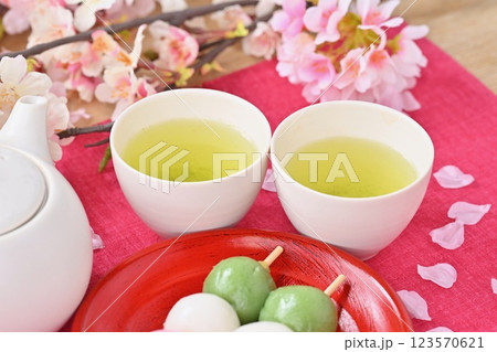 花見だんご、お花見団子、三色団子。春のイメージに。 123570621
