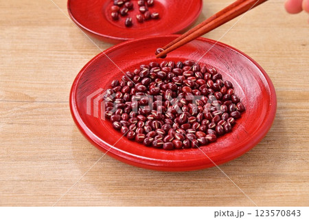 小豆を箸でつまむ練習。 123570843