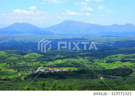 初夏の瀬の本高原と阿蘇山 123571321