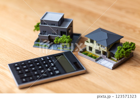 住宅模型と黒い電卓 住宅模型と黒い電卓 123571323