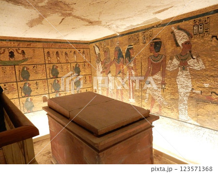 ツタンカーメン王墓の玄室 123571368