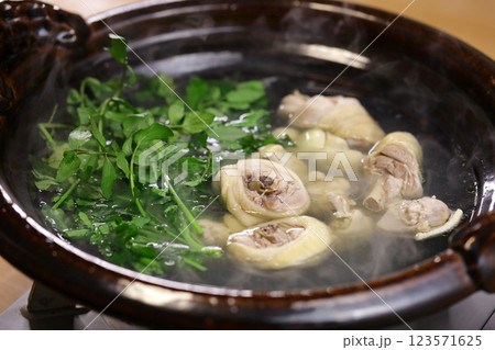 鶏とクレソンの鍋料理 123571625