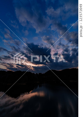 気温も上がり春めいてきた奈良布目ダム 　日没後大空に広がった夕焼け雲と湖面のリフレクション➃ 123571649