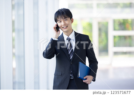 ビジネス　スマートフォンで通話する若い男性 123571677